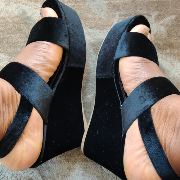 Steve Madden Carlyle Velvet Wedge Sandal - Picture 3 of 7